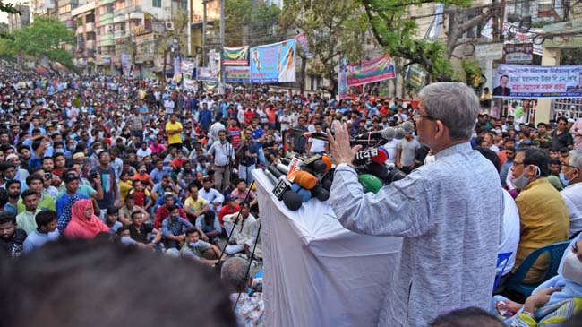 এত বড় কঠিন সময় স্বাধীনতার ৫০ বছরে আর আসেনি। আমরা দেখছি আমাদের যে অধিকারগুলো পাকিস্তান সেনাবাহিনী কেড়ে নিয়েছিল, আজ এই সরকার একই কায়দায় আমাদের সেই সব অধিকার কেড়ে নিয়েছে : মির্জা ফখরুল