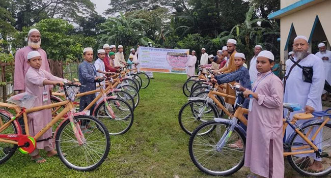 নেত্রকোনায় ৪০ দিন নামাজ পড়ে সাইকেল পুরস্কার পেল ২১ শিশু-কিশোর