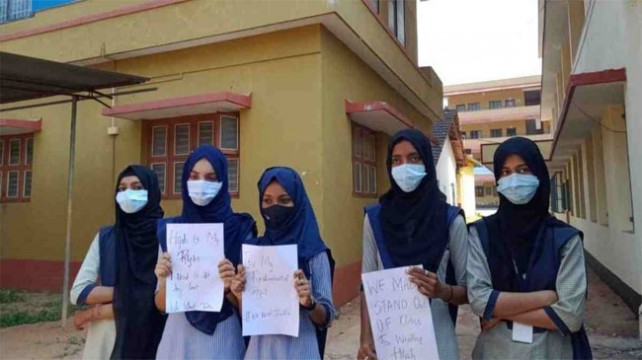 কর্ণাটকে হিজাব বিতর্ক : বৃহত্তর বেঞ্চ গঠনের অভিমত আদালতের