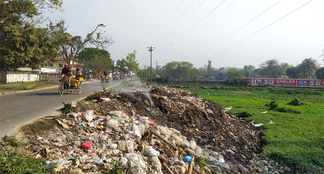 উল্লাপাড়ায় মায়লা-আবর্জনার দুর্গন্ধে দুর্ভোগে পৌরবাসী