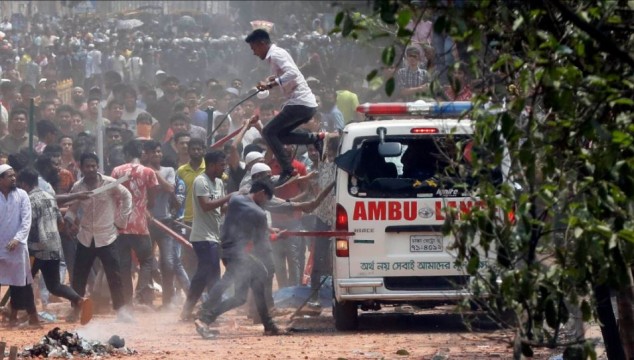 নিউ মার্কেটে অ্যাম্বুলেন্স ভাঙচুর : ২০০ জনের বিরুদ্ধে মামলা