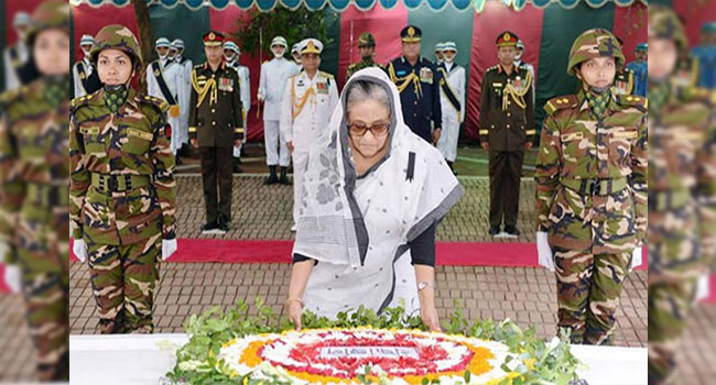 টুঙ্গিপাড়ায় বঙ্গবন্ধুর সমাধিতে শ্রদ্ধা নিবেদন প্রধানমন্ত্রীর