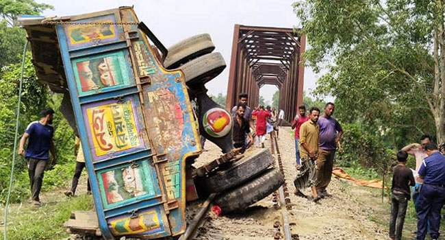 ফেনীতে ট্রাকে ট্রেনের ধাক্কা নিহত বেড়ে ৬